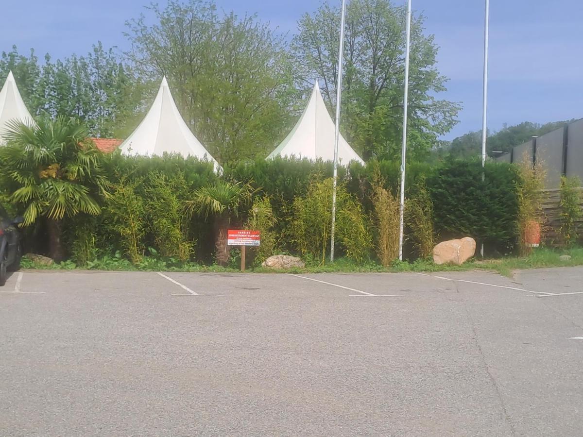Hotel Chalet Pour 5 Personnes Equipe Sur Emplacement Privatif Dans Camping 4 Etoiles Appartenant Et Gere Par Un Particulier Foix Zewnętrze zdjęcie